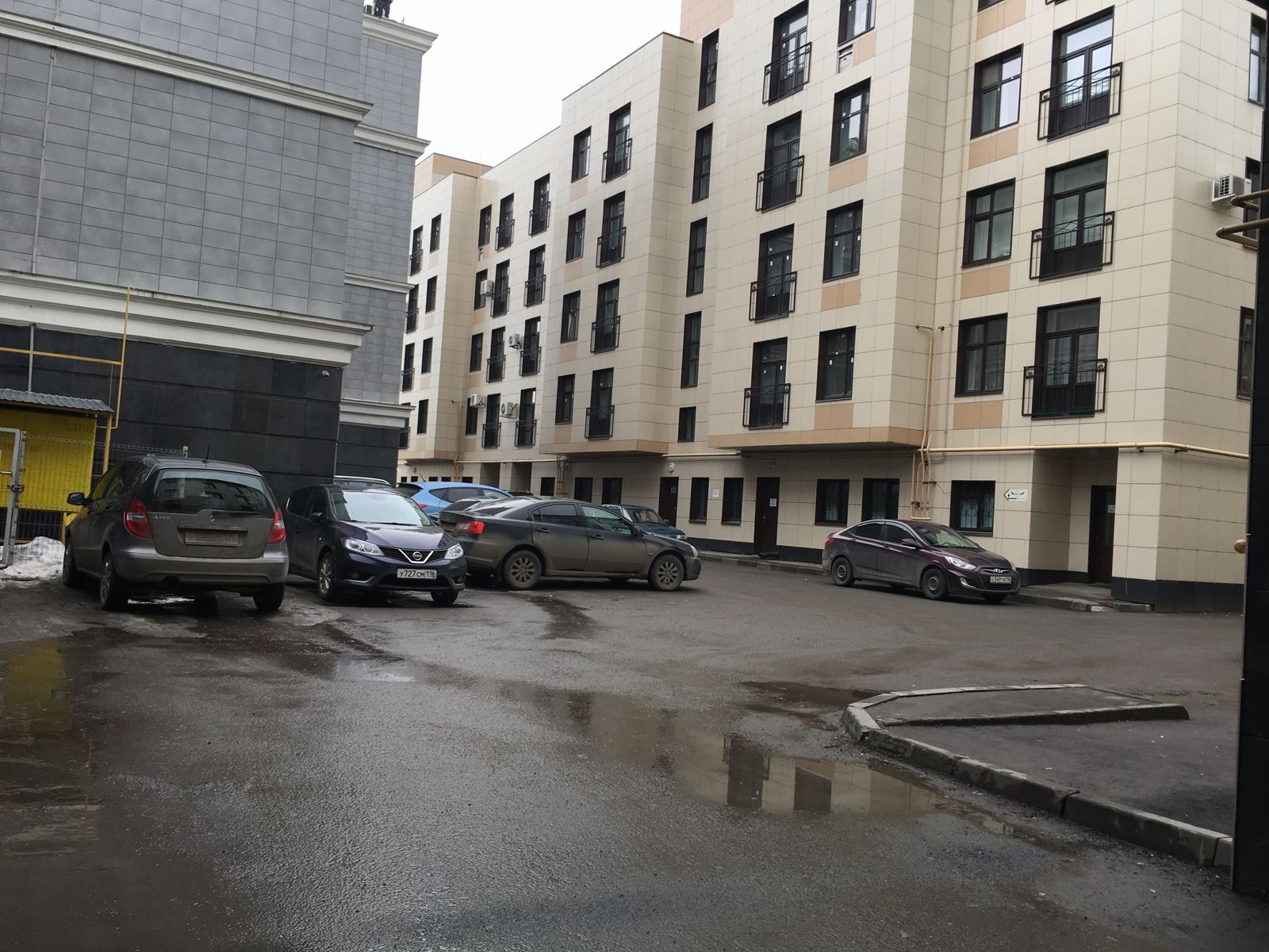 Двор и подъезды дома