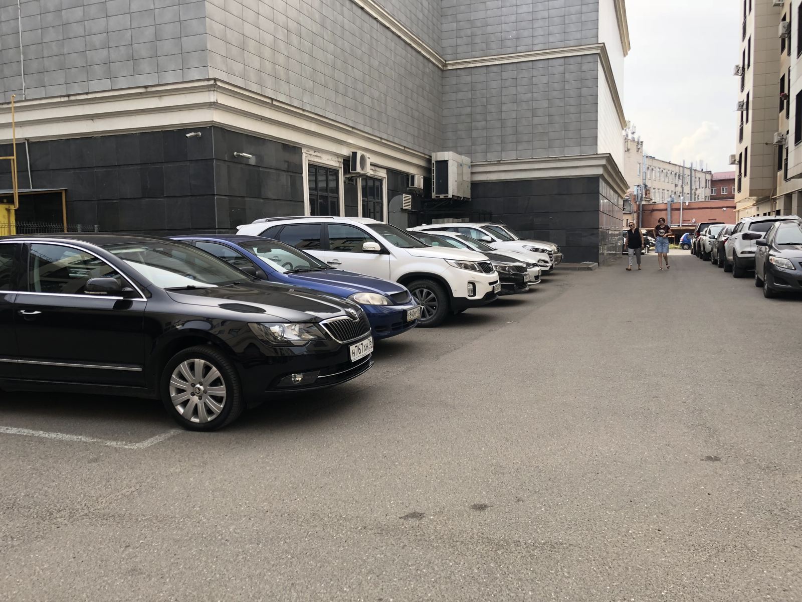 Охраняемая парковка на территории дома